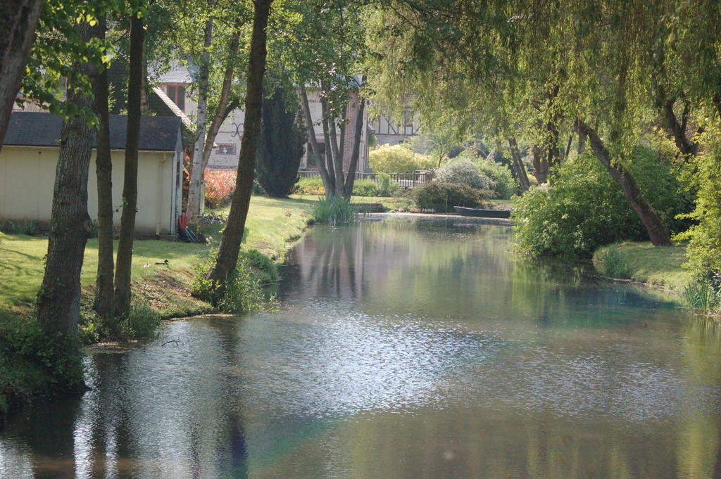 夏瑟里住宿加早餐旅馆 La Croix-Saint-Leufroy 外观 照片